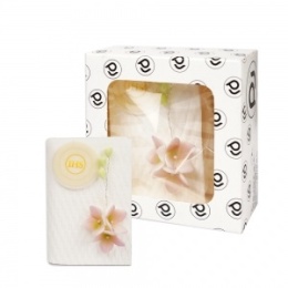 Dekoracja komunijna - Księga zamknięta z różowym kwiatem, sklep cukierniczy Kraków