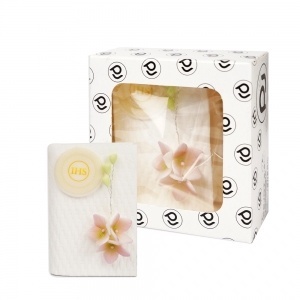 Dekoracja komunijna - Księga zamknięta z różowym kwiatem, sklep cukierniczy Kraków